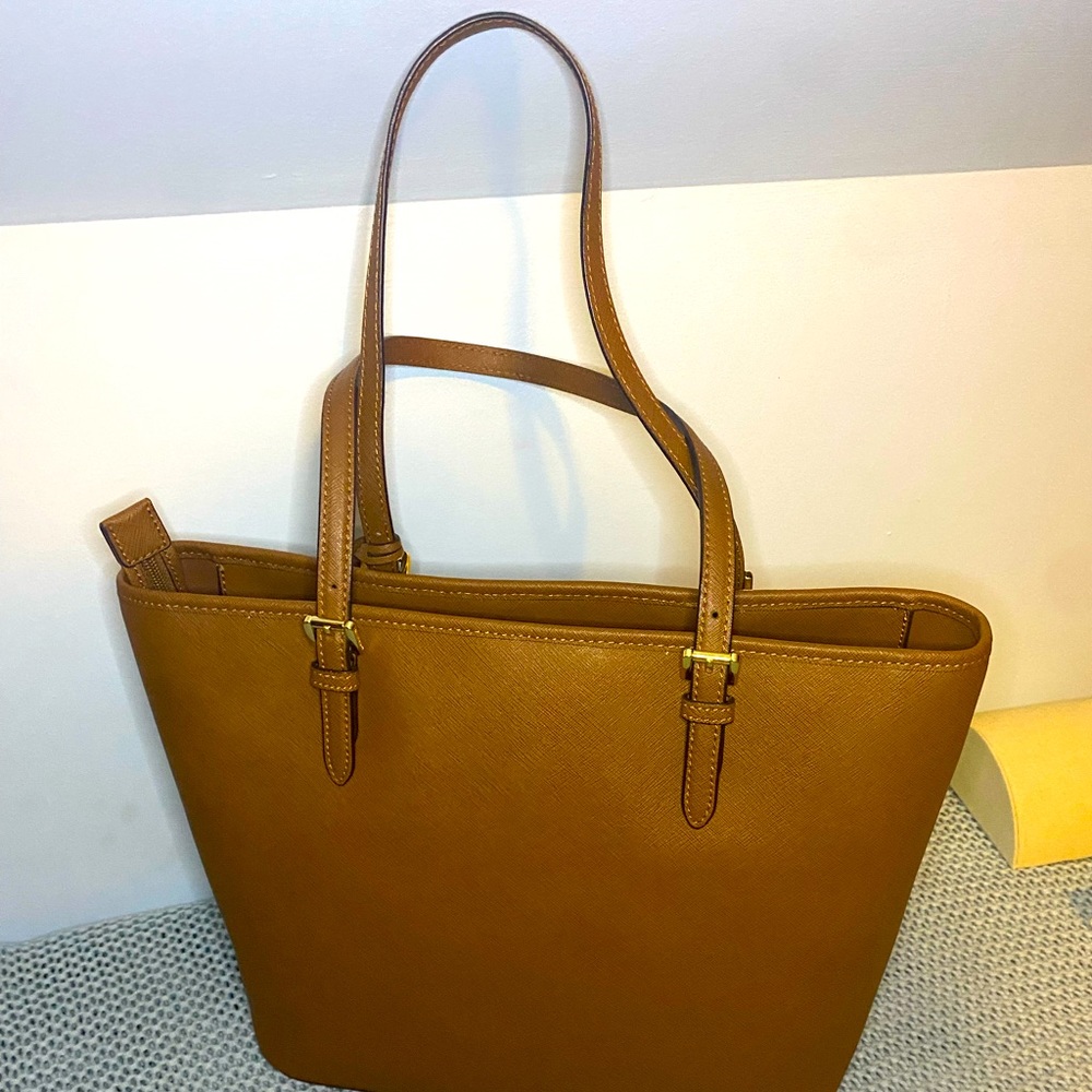 Nwt Michael kors jet in brown, nonsmoking home